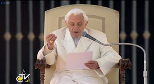 Ten gest jest bardzo charakterystyczny. Papież bardzo często tak czynił chcąc coś podkreślić w swoich słowach. Jak doskonały kaznodzieja i nauczyciel.