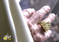 Pierścień Rybaka w ujęciu kamery podczas ostatniej modlitwy Anioł Pański 24.02.2013
