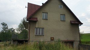 Rozpadający się Dom Strażaka, dawny ośrodek oazowy. (zdjęcie z 2011r.)